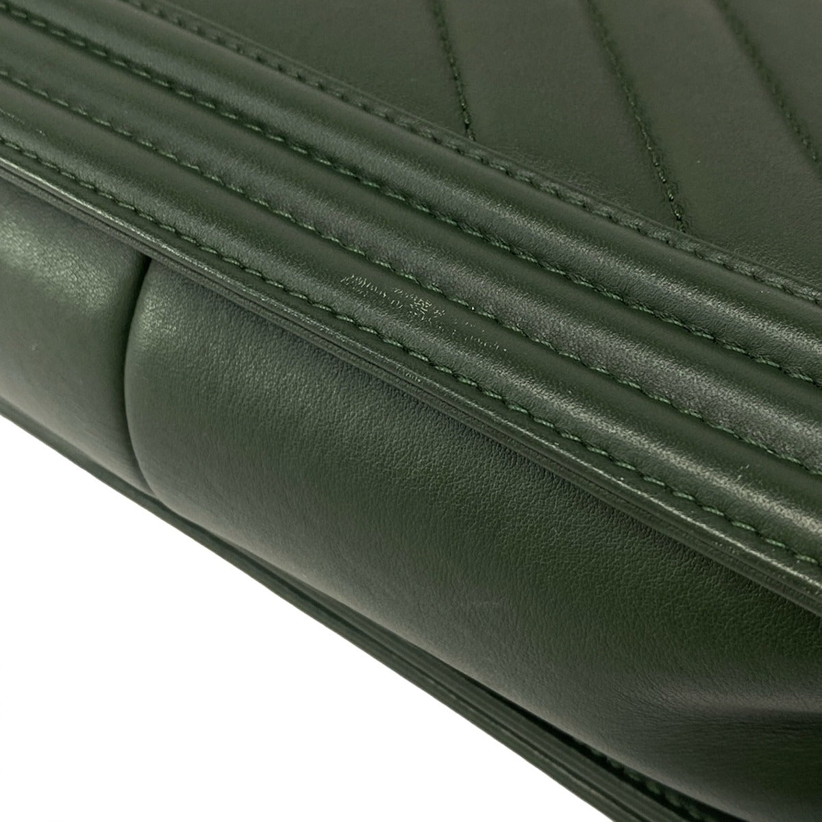 CHANEL - BOY MEDIUM - CUIR AGNEAU MATELASSÉ VERT SAPIN