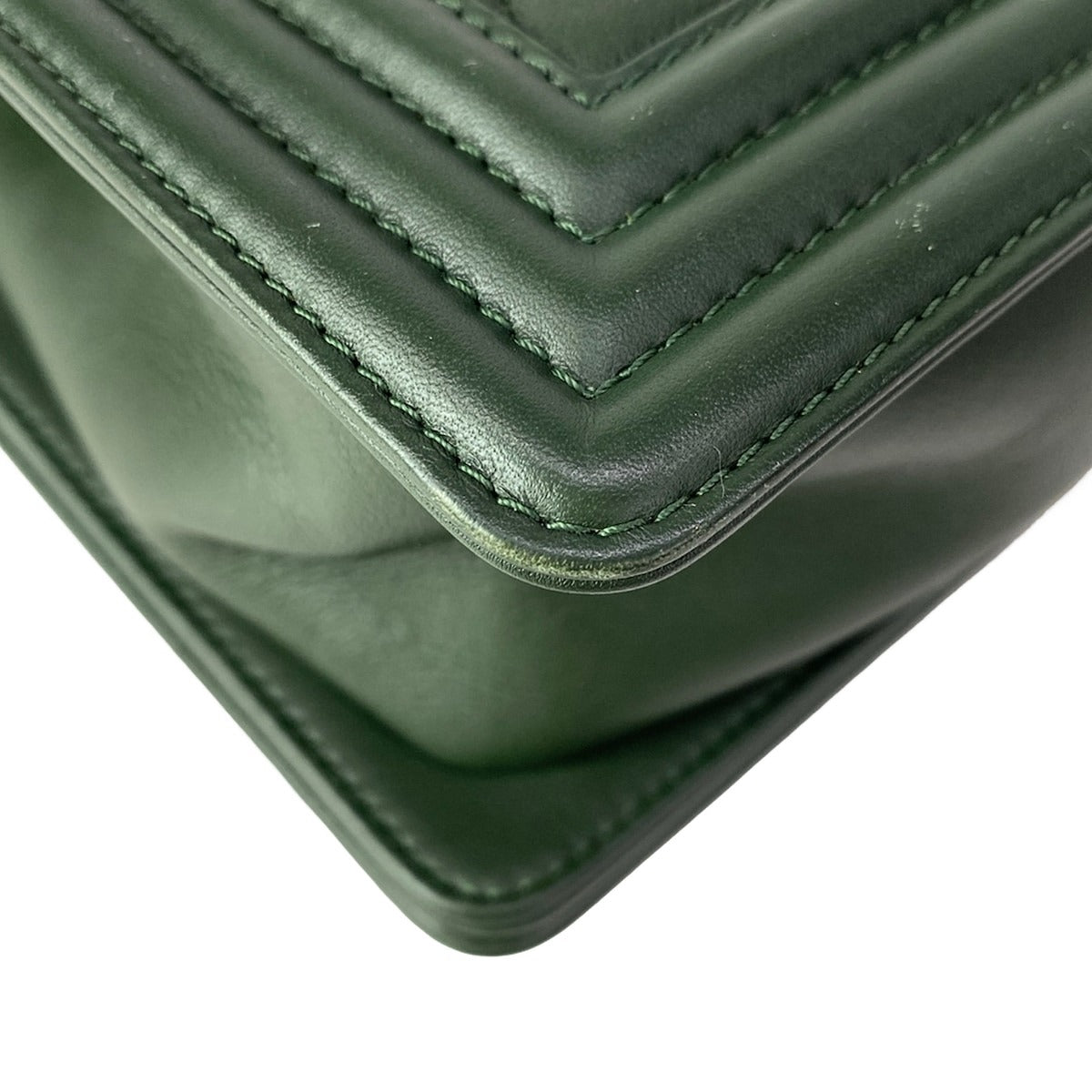 CHANEL - BOY MEDIUM - CUIR AGNEAU MATELASSÉ VERT SAPIN