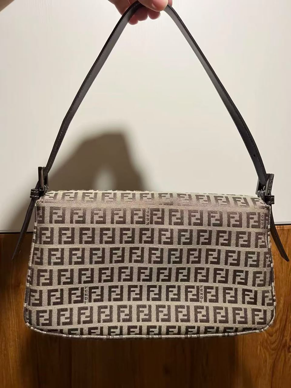 Sac Fendi Baguette Zucca toile beige marron, vue de l'article seul