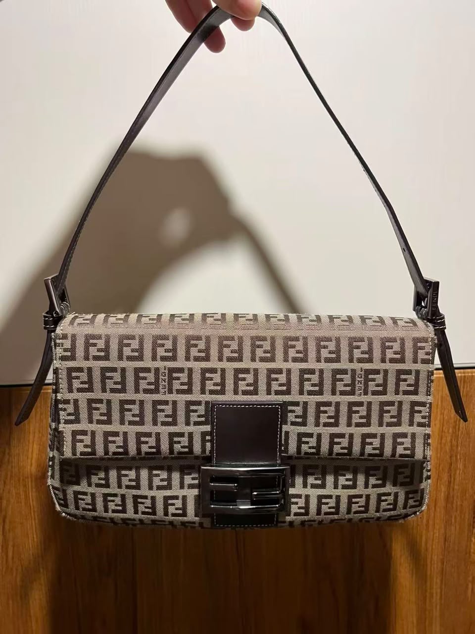 Sac Fendi Baguette Zucca, vue de face avec fermoir