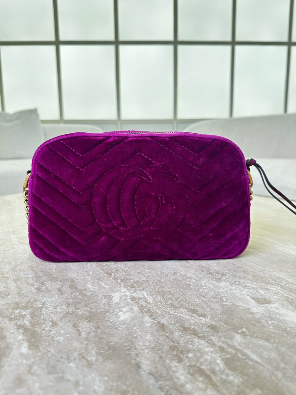 Sac Gucci GG Marmont velours fuchsia magenta, vue de l'article seul
