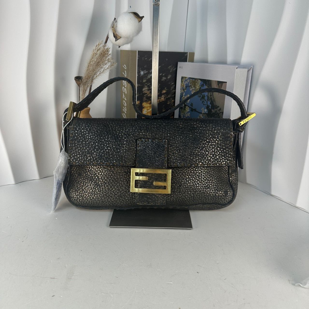 Sac Fendi Baguette Selleria cuir bronze pewter, vue de l'article seul