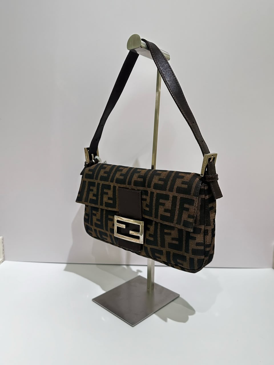 Sac Fendi Baguette Zucca toile marron beige, vue de l'article seul