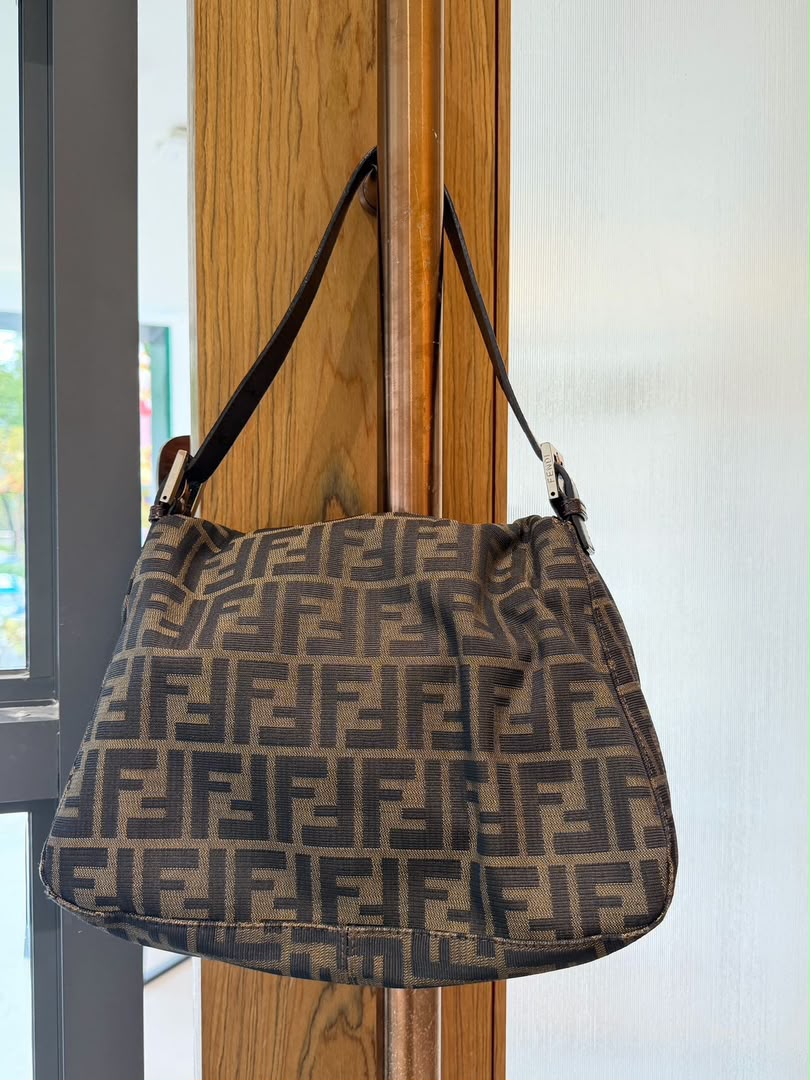 Sac Fendi Mamma Baguette, vue suspendue de côté