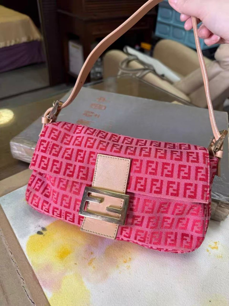 Sac Fendi Baguette Zucca toile rose fuchsia rouge, vue de l'article seul