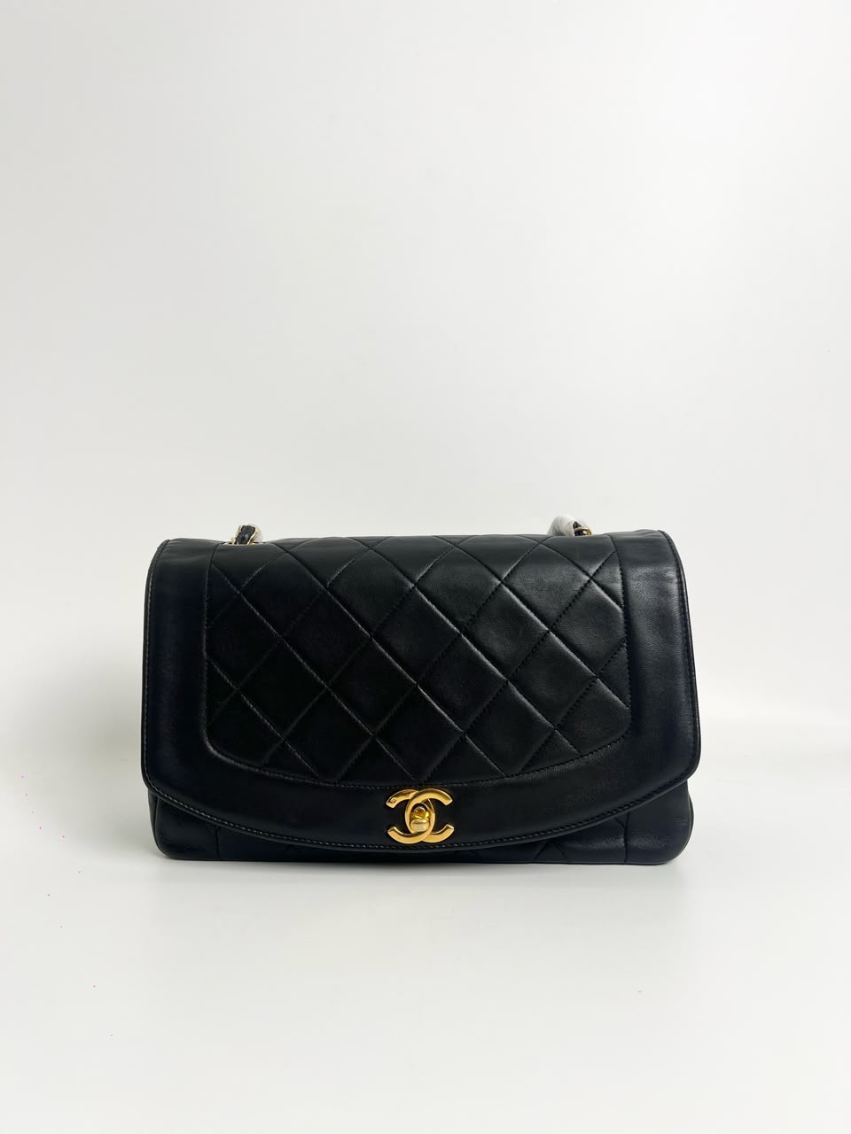 Sac Chanel Diana cuir agneau noir, vue de l'article seul