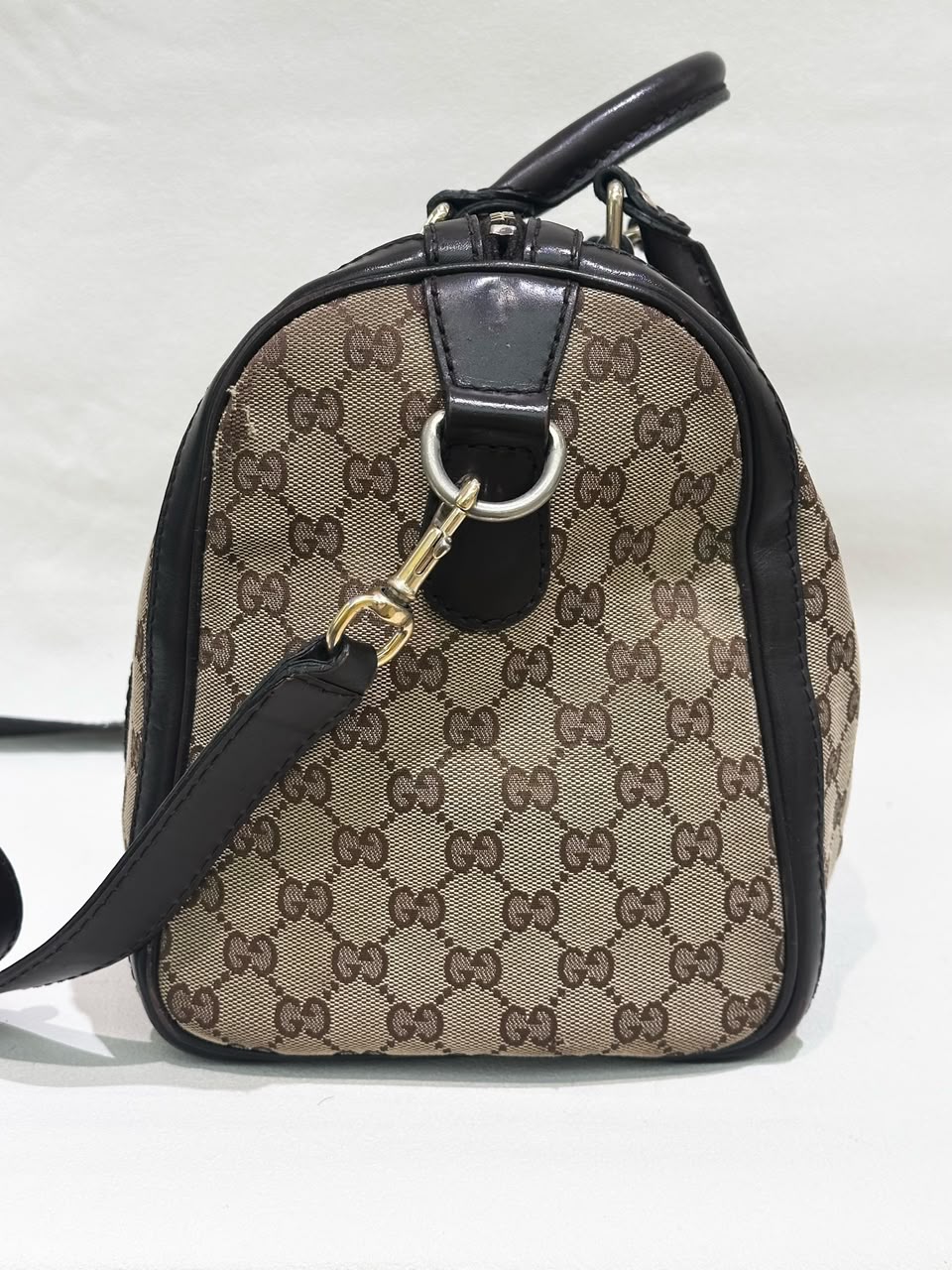 Sac Gucci Boston Vintage Web, vue de côté avec fermoir de bandoulière