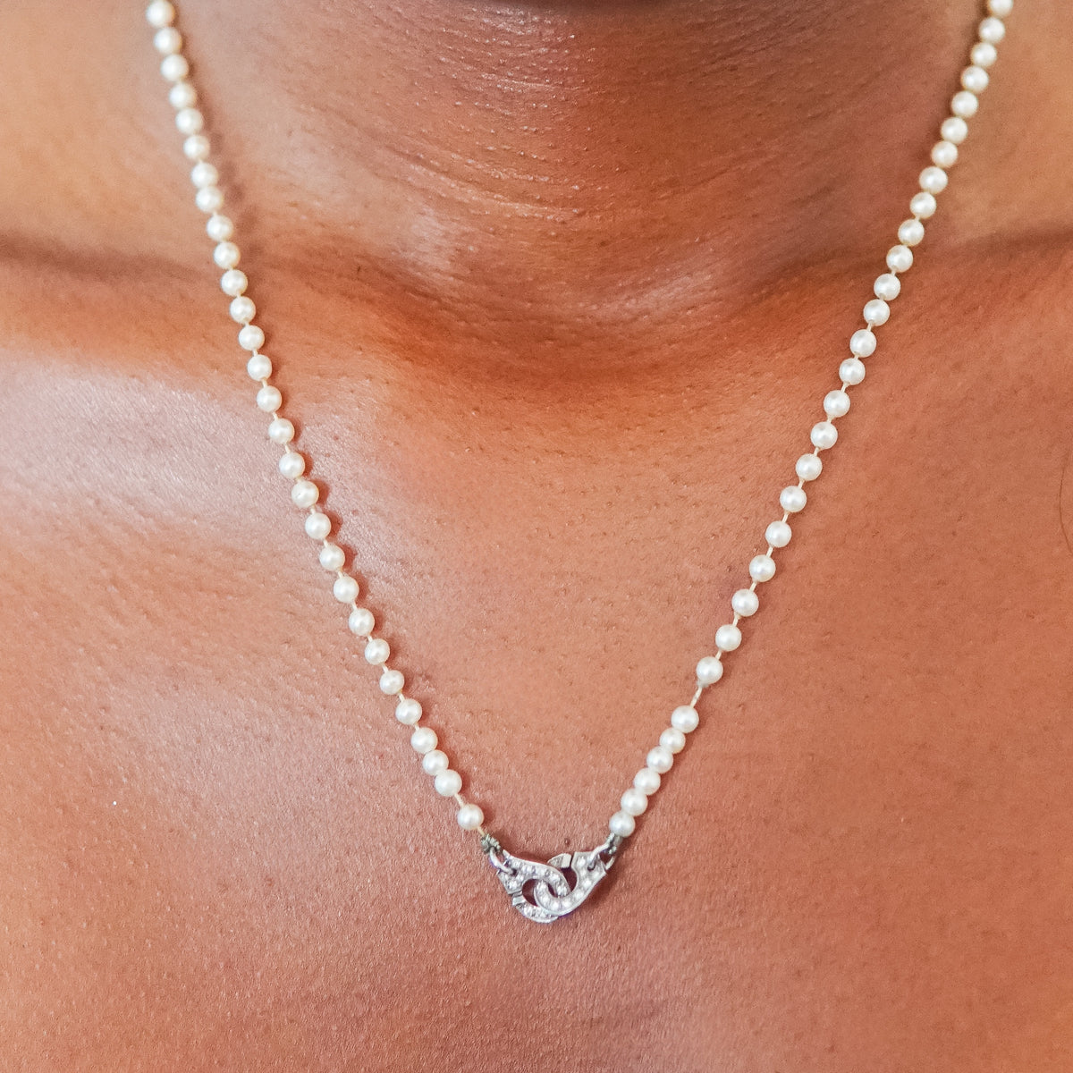 DINH VAN - COLLIER MENOTTES OR BLANC PERLES DIAMANTS PAVE